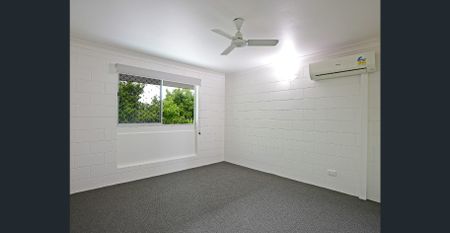 Private rear setting in a central Hyde Park location - Photo 3