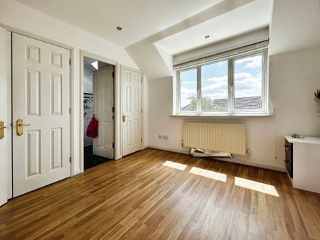 4 bed town house to rent in Deverills Way, Langley, SL3 - Photo 3