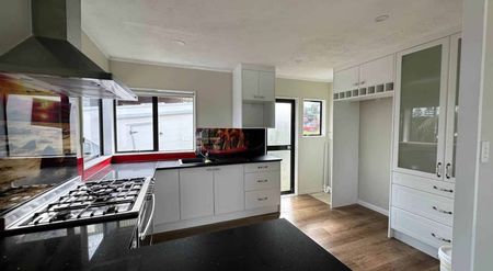 Prime location - Prime living! - Photo 2