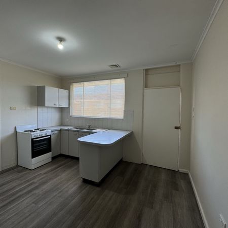 2/13 Adams Street, Queanbeyan - Photo 3