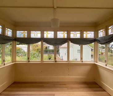 Spacious Character Villa - Short Walk to Town - Photo 3