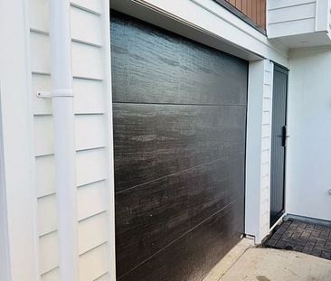 Stylish 4BR New Build in Half Moon Bay - Photo 2