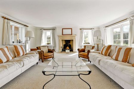 An impressive family home with tennis court in lovely edge of village setting - Photo 3