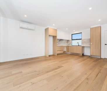 Ultra-modern home close to everything! - Photo 1