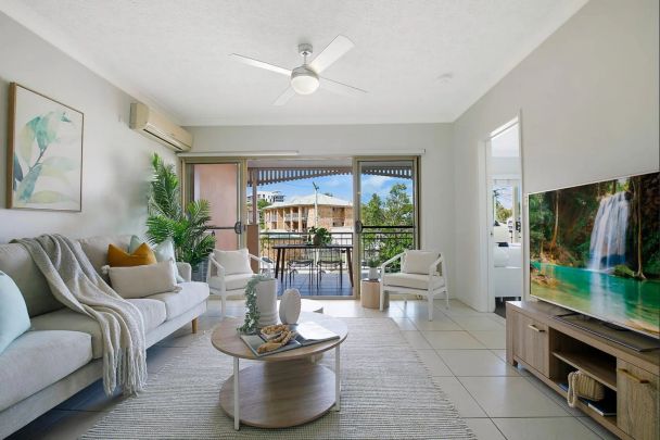 Renovated Apartment in Prime Location with Water & White Goods Included! - Photo 1