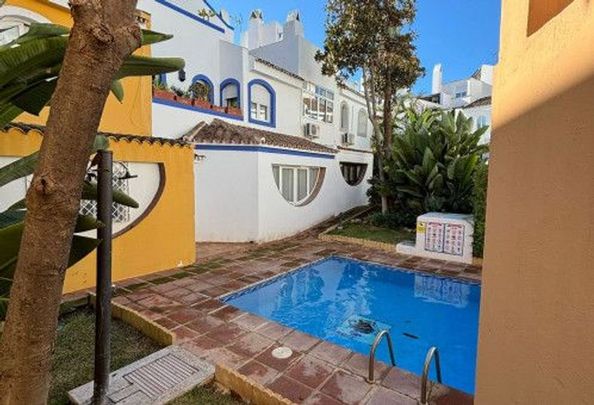 Alquiler de chalet adosado en Calle de las Adelfas, 5 - Photo 1