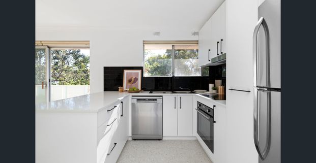 Stylish top-floor apartment with lock-up garage and two balconies - Photo 1