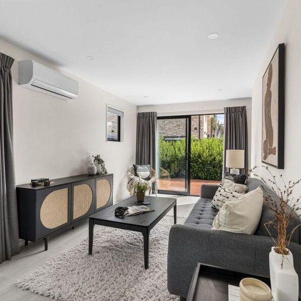 Lovely 2-bedroom townhouse in a great location! - Photo 1