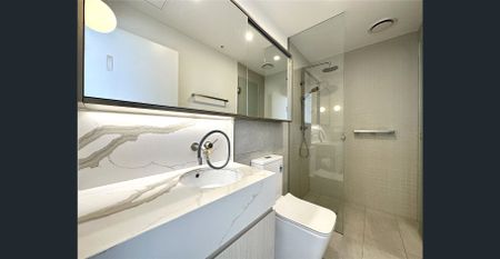 FURNISHED STYLISH TWO BEDROOM TWO BATHROOM APARTMENT WITH CARPARK LOCATED IN MELBOUNRE VILLAGE - WEST MELBOURNE !!! - Photo 2
