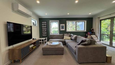 Modern and private 3-bedroom home in prime location - Photo 5