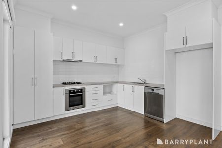 Modern Three Bedroom - Gardening Included - Photo 3