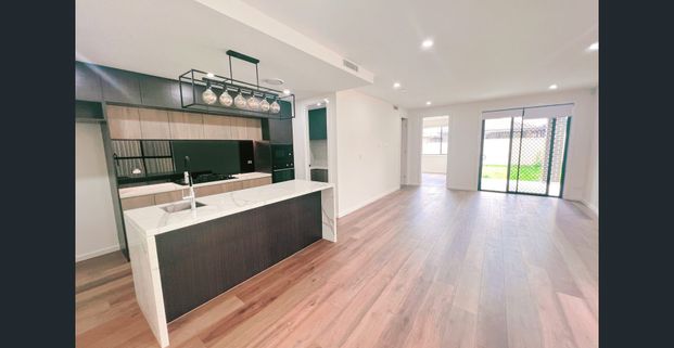 ✨ LUXURIOUS NEAR NEW HOME | WITH DEDICATED HOME OFFICE | SOLAR PANELS ✨ - Photo 1