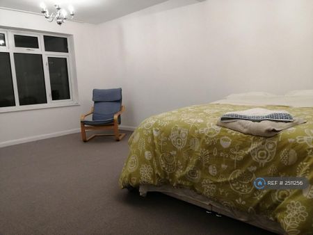 4 bedroom detached house to rent - Photo 3