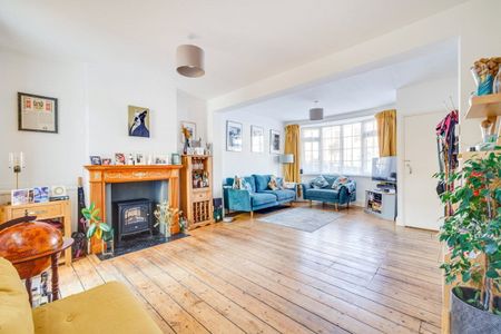 A lovely two bedroom cottage located in the popular Little Chelsea area of Barnes, ideally positioned for the mainline station at Barnes Bridge. Minutess to Barnes village, and the shops and restaurants of White Hart Lane. - Photo 2