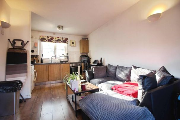 15b Woodshaw Mead, Royal Wootton Bassett, Swindon, Swindon, SN4 - Photo 1