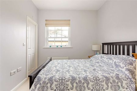 Beautiful top floor two bedroom apartment in Winchester Village. - Photo 3