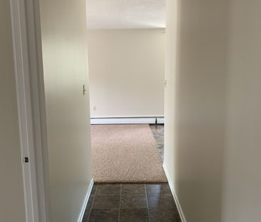 Birch Manor – 310 Clarence Avenue South - Photo 6