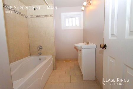 Fresh Main Floor Unit in Desirable LaSalle Neighborhood! - Photo 5