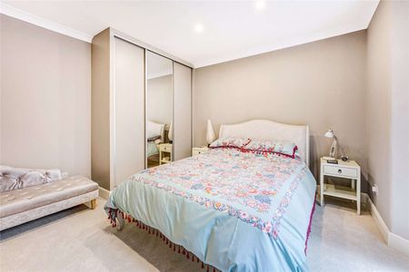 Beautiful 2 bedroom period apartment, enviably located on one of Pimlico's desirable gardens squares, presented in immaculate condition throughout. - Photo 4