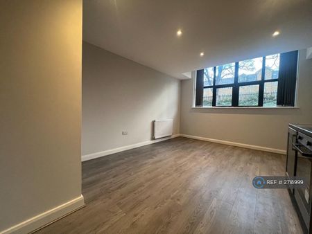 2 bedroom flat to rent - Photo 2