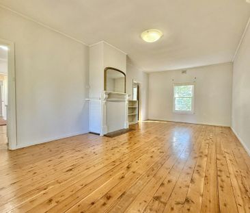 Magnificent 2 story, 4 bedroom home close to the CBD - Photo 1