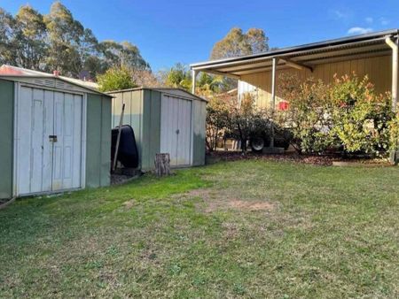 Private Family Home On Large Block - Photo 3