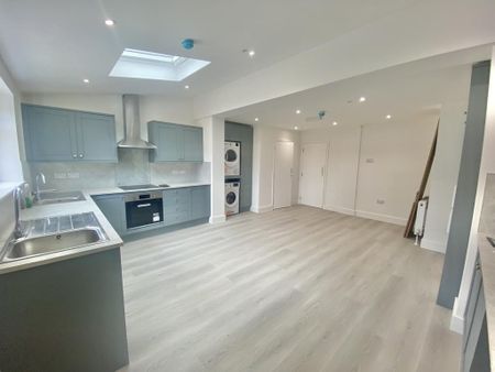 1 bedroom in a house share to rent - Photo 3