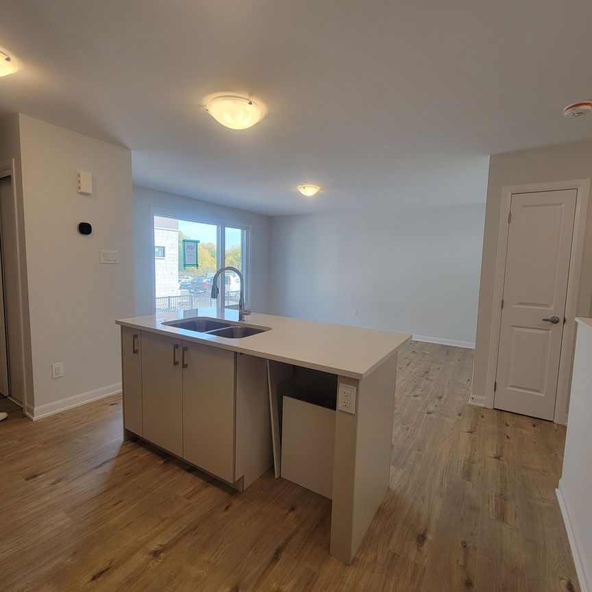 For Lease - 801 Arcadian Private, Kanata, Ontario - Photo 1