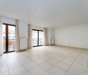 Te huur jaarbasis: Ruim, lichtrijk appartement in het centrum van B... - foto 1