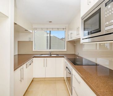 Three Bedroom Loft Apartment - Photo 5