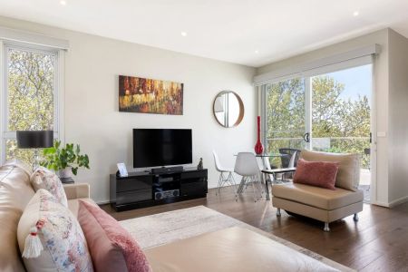 Spacious Two-Bedroom Apartment with Balcony & Parking - Photo 4