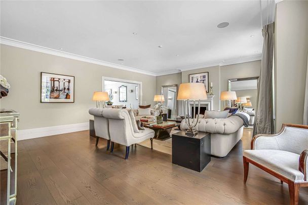 An exquisitely designed and finished double fronted detached house on an impressive plot and affording excellent lateral space and facilities, including a stunning indoor pool, gym and A/C. - Photo 1