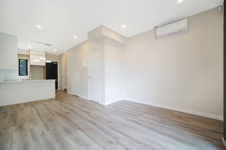 New Townhouse, great location - Photo 4