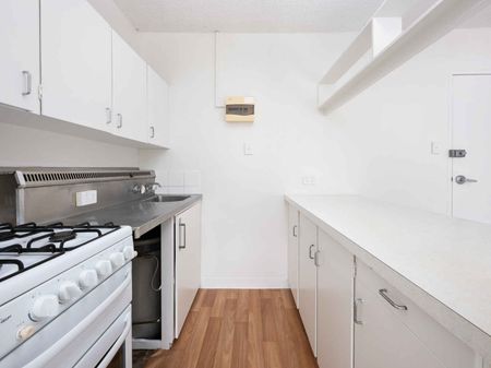 METROPOLITAN LIVING IN CENTRAL LOCATION - Photo 2