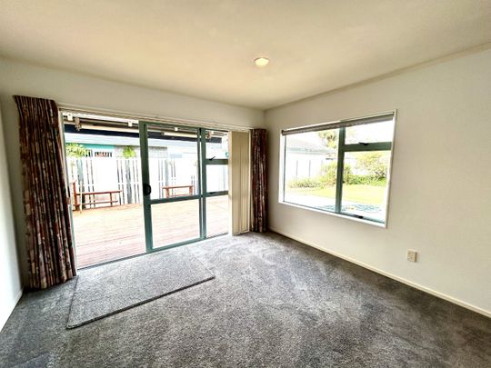 Modern home, in central location - Whakatane - Photo 1