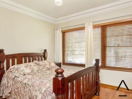 Beautiful, Spacious 2 bed apartment recently renovated top floor apartment is located in the centre of Ashfield - Photo 3