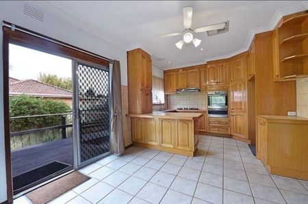 Expansive Family Delight in Keilor East! - Photo 4