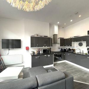 1 bedroom in a house share to rent - Photo 2