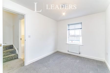 4 bedroom house to rent Bedivere Road, RH11 - Photo 4