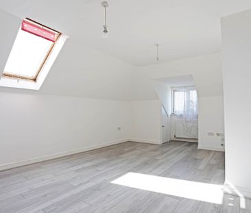 Price £1,600 pcm - Available Now - Part Furnished - Photo 6