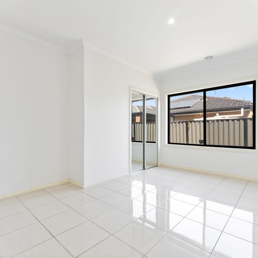 🏡 Family Home in Prime Roxburgh Park Location! Big Saving on your Electricity bill with this home. - Photo 1