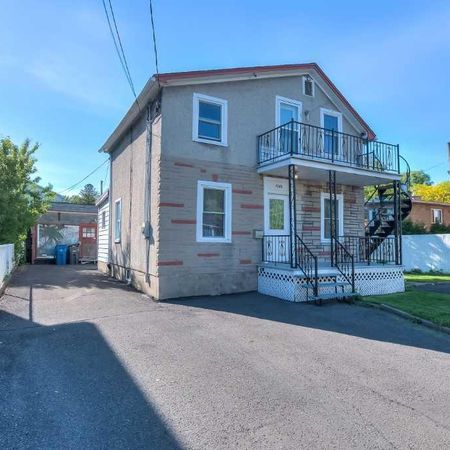 À LOUER – Grand 4½ semi-meublé avec terrasse, jardin et stationnement privé | Vieux-Longueuil — 1 700$/mois - Photo 3