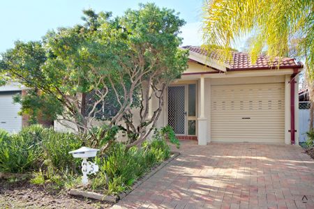 5 Murray Court, Wattle Grove NSW 2173 - House For Rent | Domain - Photo 2