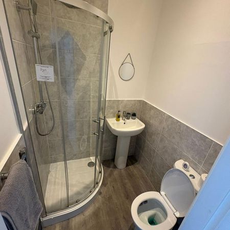 1 bedroom in a house share to rent - Photo 4