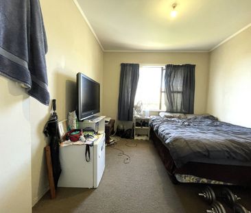 A renovated 3 bedrooms property in Highland Park - Photo 2