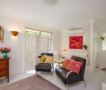 immaculate quality three- bedroom, two- bathroom home - Photo 2