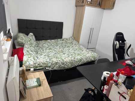 1 Bed Flat, Manchester, M16 - Photo 4