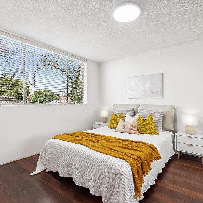 Luxuriously Renovated, Executive Style, Spacious And Sun-Kissed Two Bedroom Oasis, Only Moments To All Amenities, Station, Cafes And Shops - Photo 1