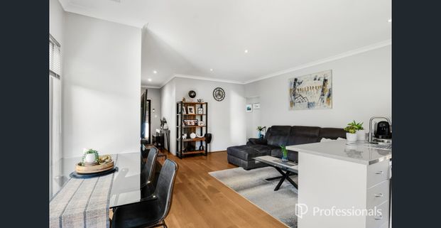 Light, Bright & Low Maintenance Villa - Perfectly Located! - Photo 1