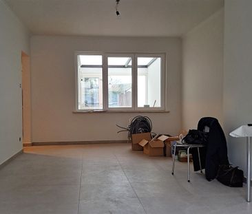Gerenoveerde woning met 2 slaapkamers en dressing/bureel. Mooie tui... - Foto 3